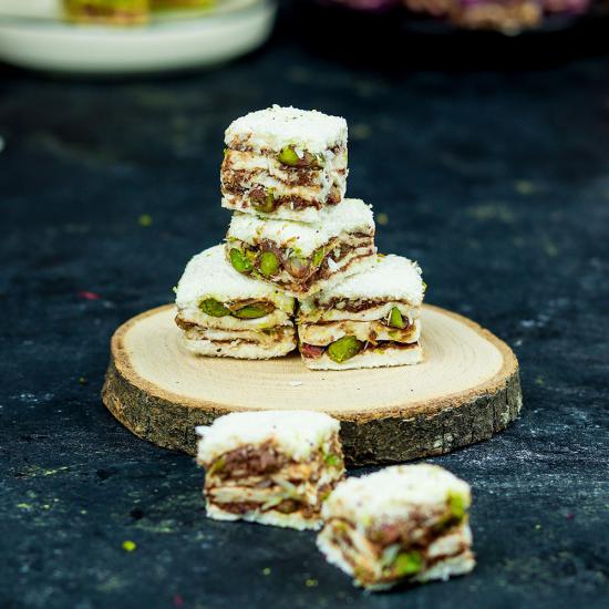 Antep Fıstıklı Hindistan Cevizi Kaplı Baklava Lokum